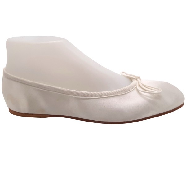 Bridal ballerina with leather sole